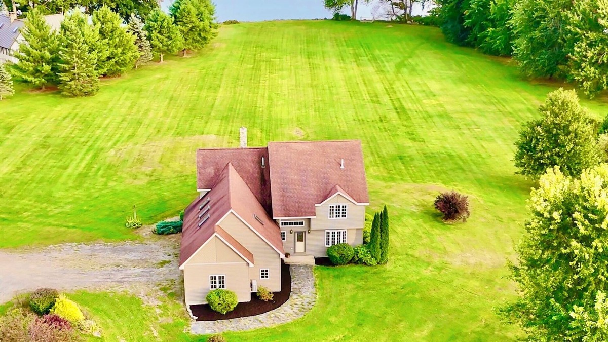 Newport House | Maplewood Lakehouse in Newport