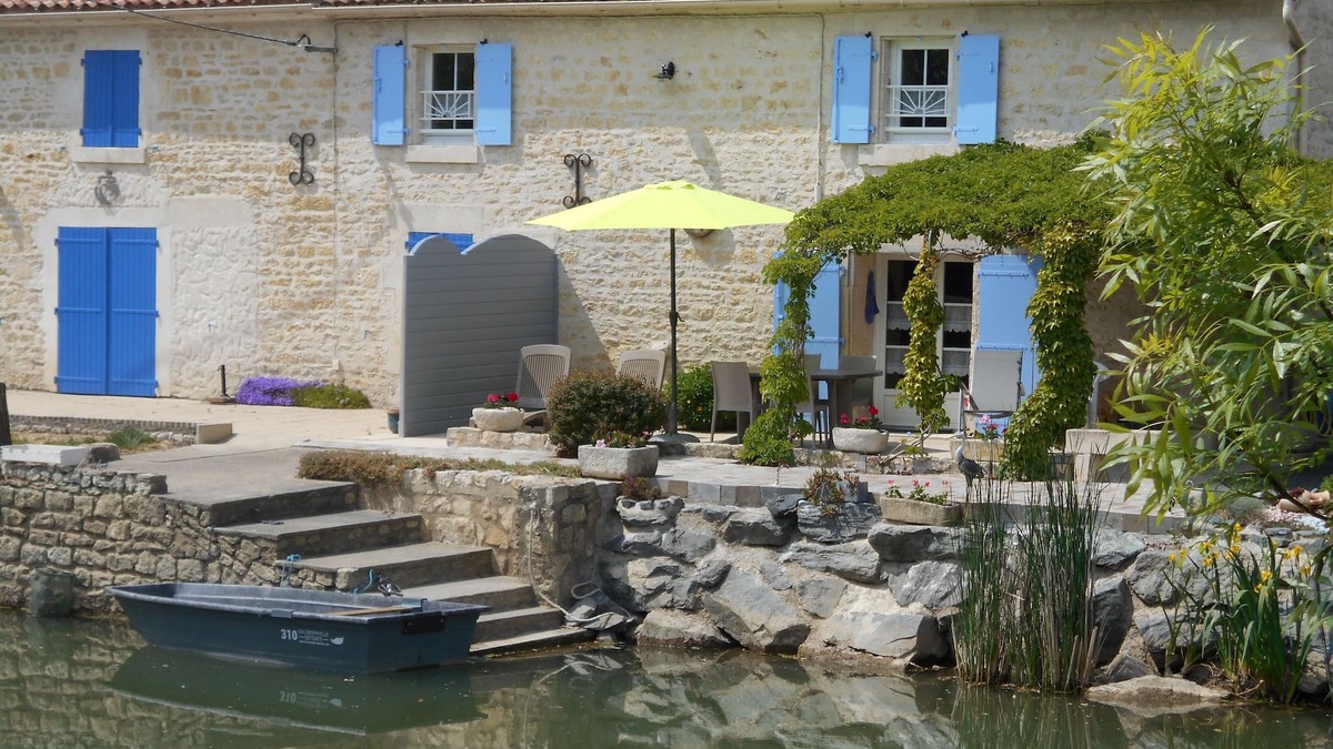 Le Gue-de-Velluire House | Marais Poitevin, fishing GITE, riverside with boat, bikes, fireplace