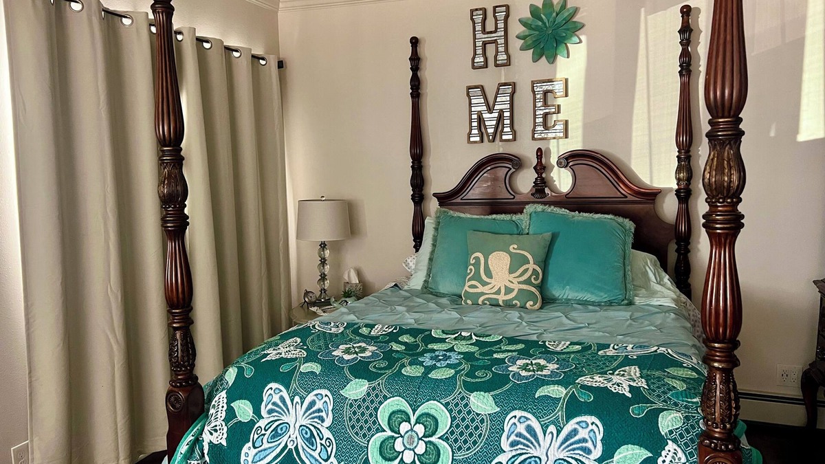 Seward Apartment | Marathon Historic Apartments- Studio sleeps 4-heart of Downtown charming studio