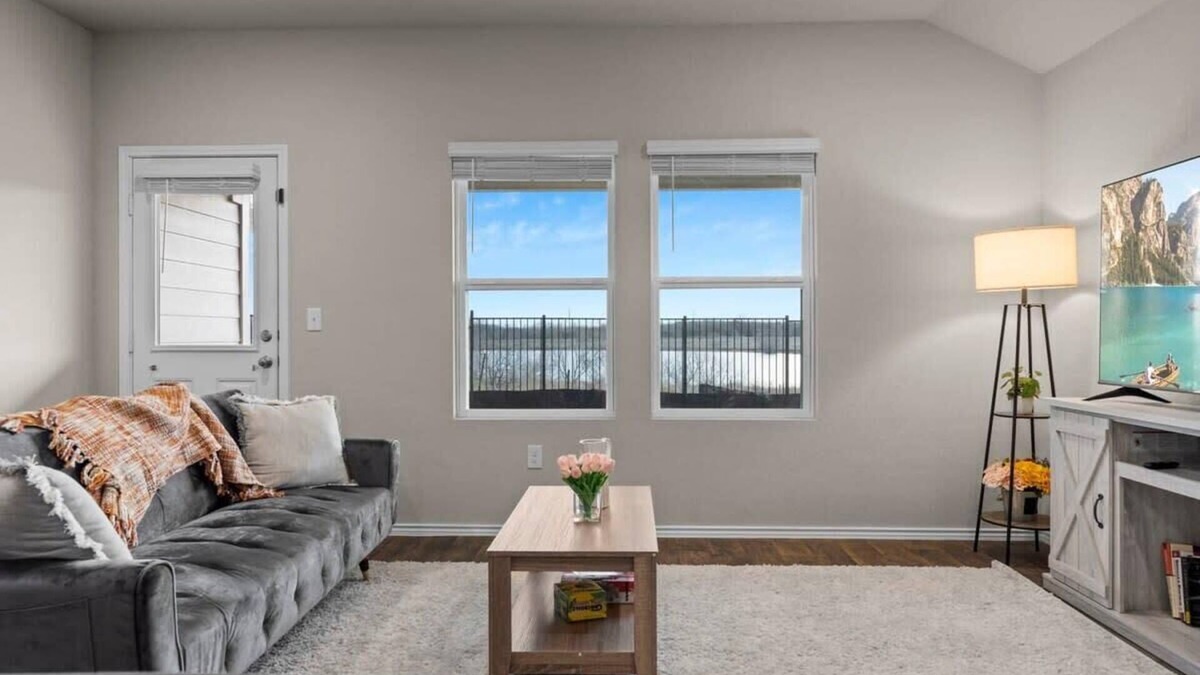 Austin House | @ Marbella Lane - Amazing 4BR Lakeview Home