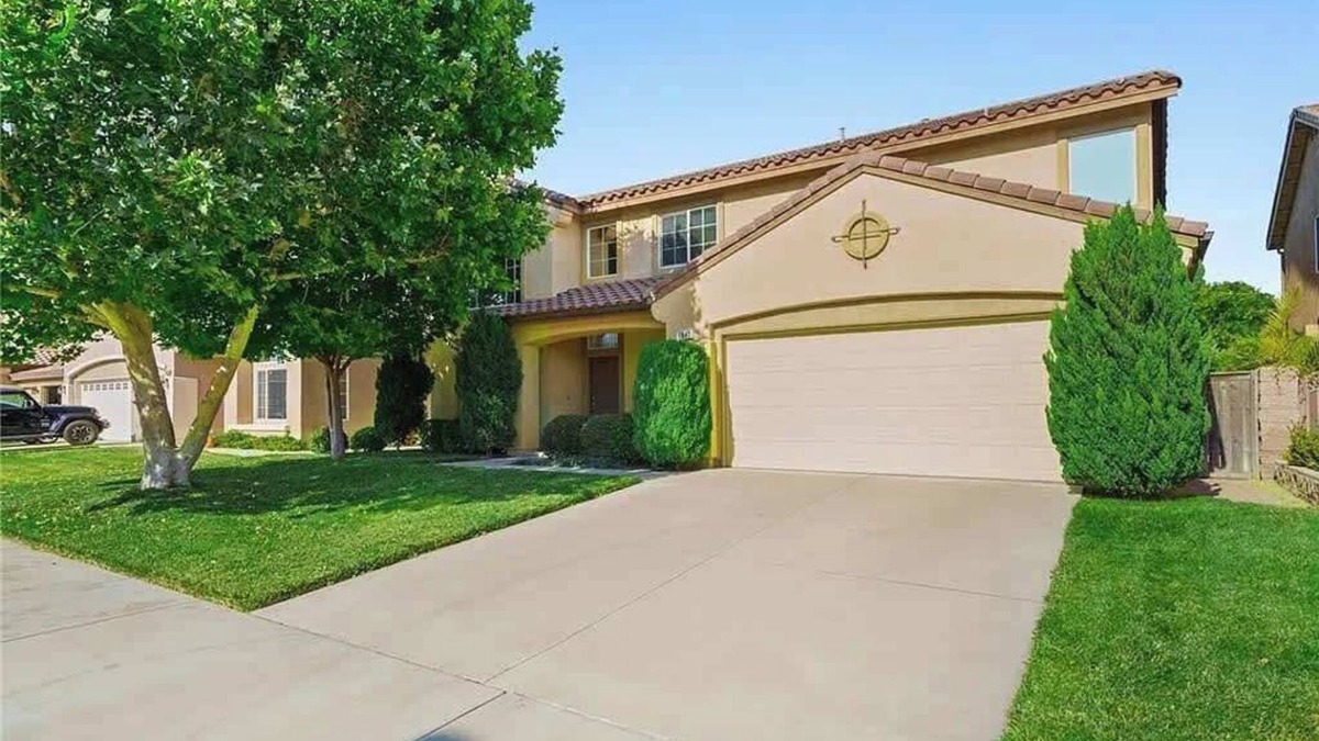 Eastvale House | @ Marbella Lane – Lit & Laid Back Eastvale Home