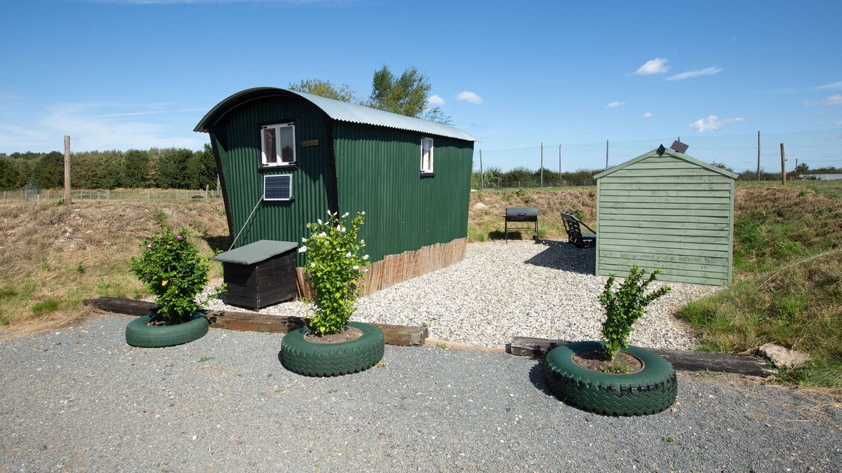 Huntingdon House | March Luxury Shepherd's Hut - Hot Tub - stunning location. Access to sauna.