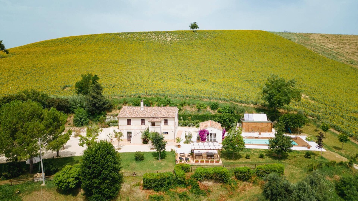Montefano House | Marche country house with pool in a wonderful location