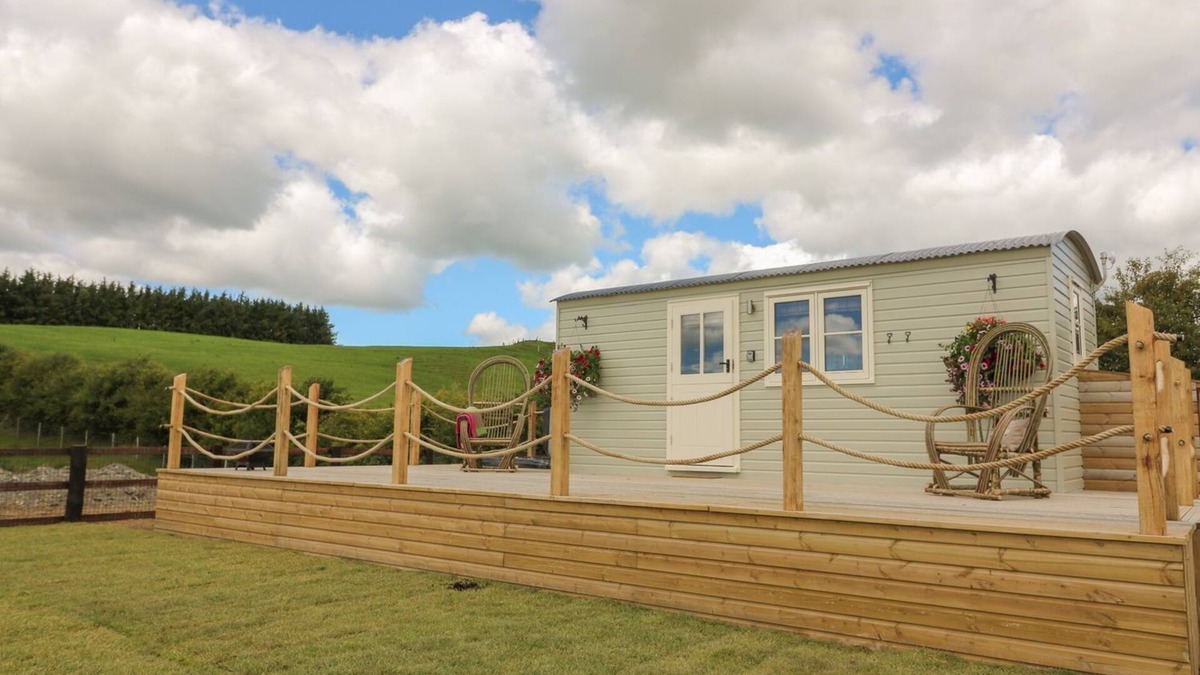 Rhayader Apartment | Marches Way - Quaint Shepherds Hut, Dog Friendly, Sleeps 2