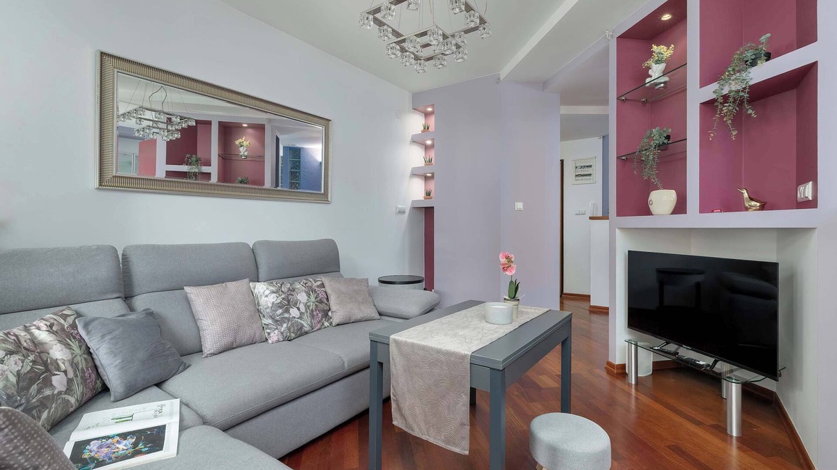 Pradnik Bialy Apartment | Marczyńskiego 3 Kraków | Grey and Pink Apartment with Parking, Desk, Terrace and
