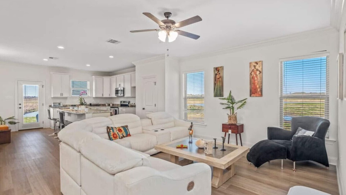 Lake Charles House | Mardi Gras Magic Krew Celebration Cottage - WCN242