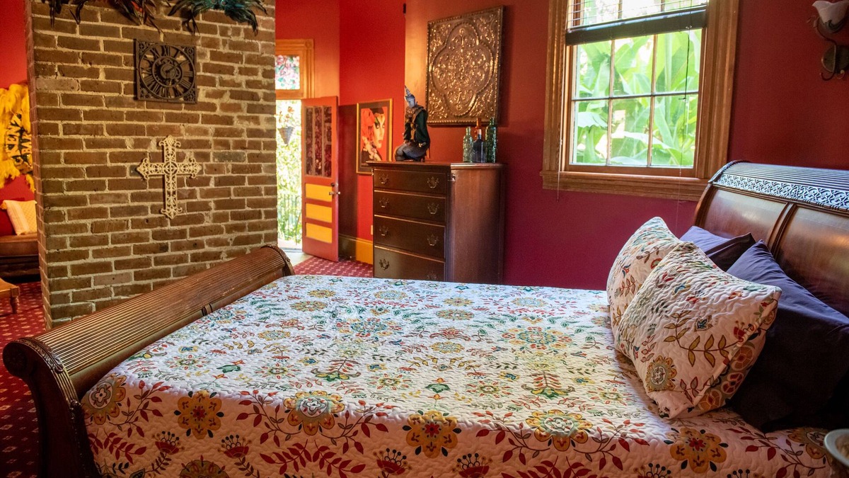 Bywater Bed & Breakfast | Mardi Gras Suite at The Lookout Inn in the colorful Bywater neighborhood!nn