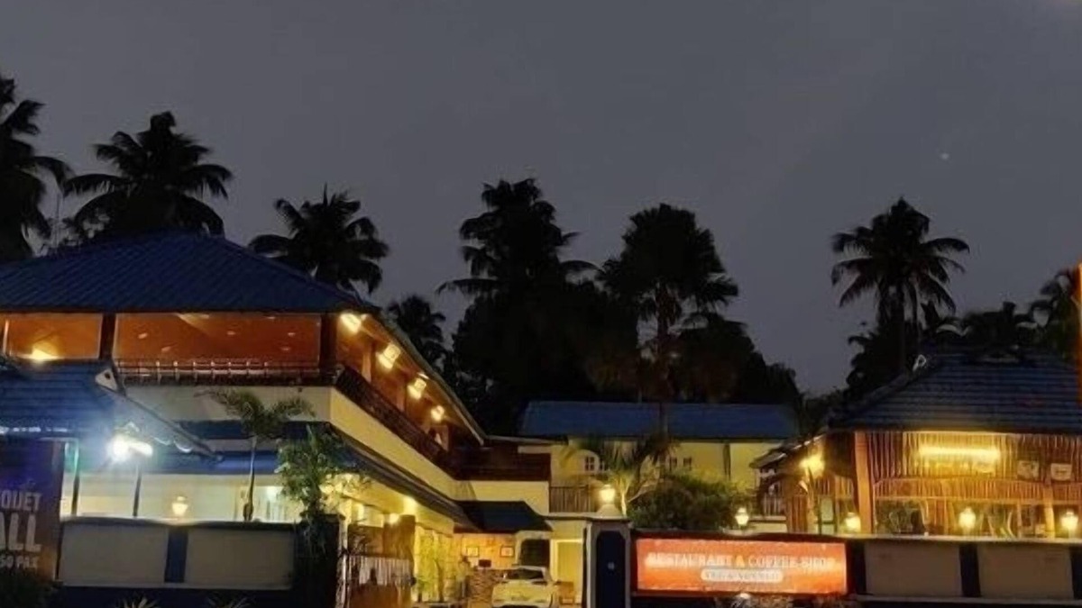 Kuzhuppilly Hotel | Mare blu Resort