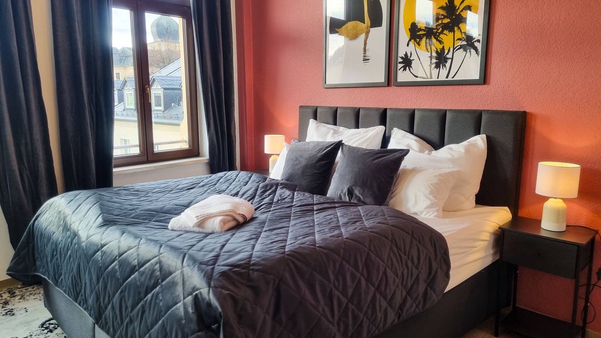 Greiz Apartment | Maremar Apartments | Design Maisonette | Old Town | Boxspring bed | Workplace