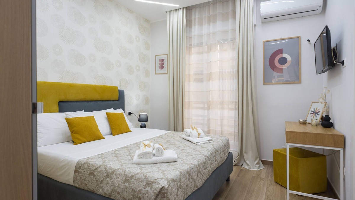 Fuorigrotta Bed & Breakfast | MarGab Guest House Yellow Room