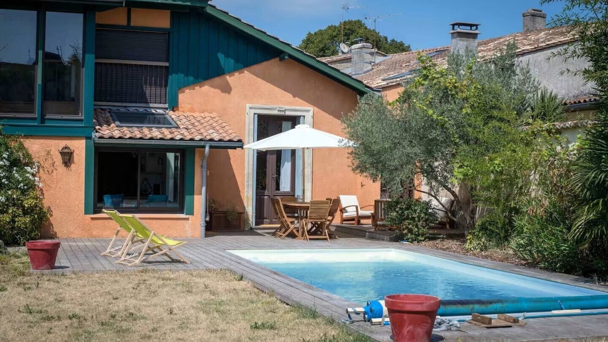 Margaux House | Margaux at the heart of the Médoc wine region. Beautiful stone house and pool.