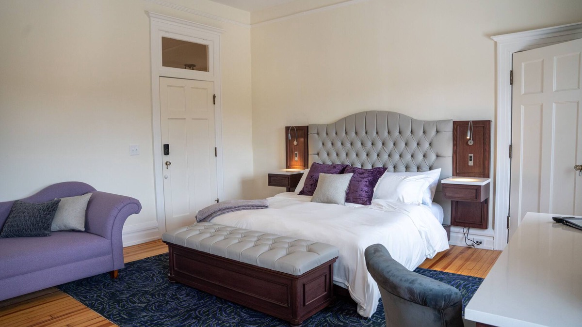 LaGrange Apartment | Margot Suite - Truitt Vanderbilt Club - King room with bath and bistro