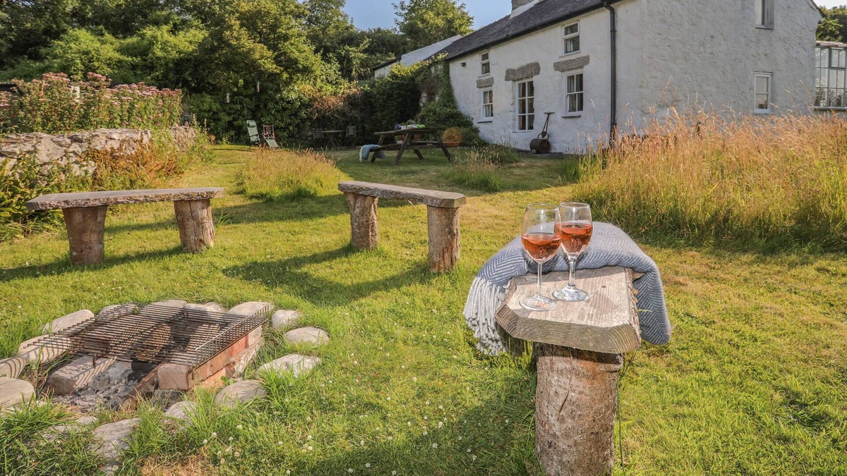 Penmon Cottage | MARIAN FARM, pet friendly, character holiday cottage in Penmon