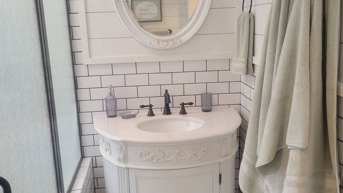 Paola House | Marie's Place, Cozy 2 bedroom house right off town square!