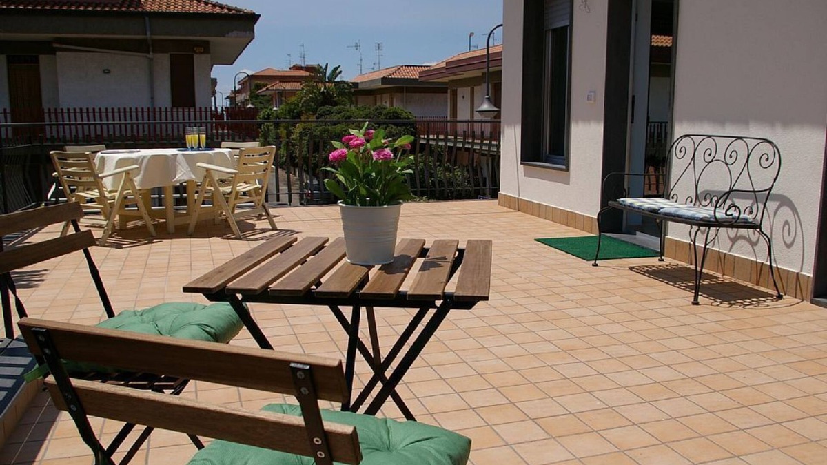 Stazzo House | Marigré beautiful vacation home by the sea, garden, relaxation, Wi-fi & terrace overlooking Etna