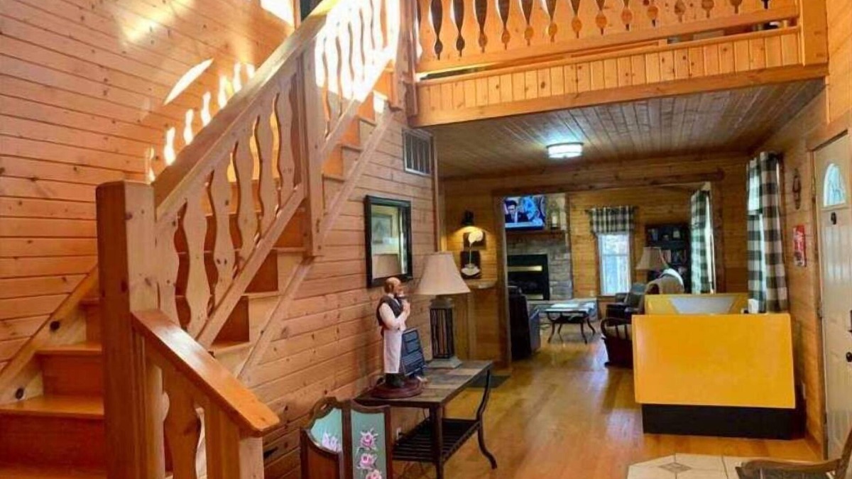Avoca House | Marilyn's Cottage, Family Friendly, Park Setting, King Bed , Fire Pit, Pet Free