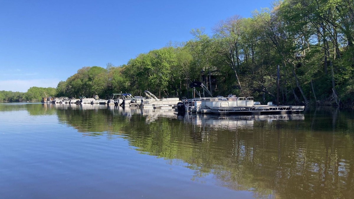 La Crosse Apartment | Marina getaway located on the back sloughs of the mighty Mississippi.