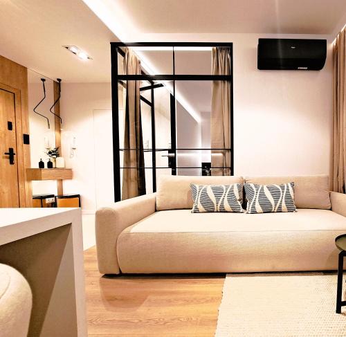 Ostroda Apartment | Marina Ostróda III - widok na jezioro, podziemny garaż, winda, klimatyzacja, wanna i prysznic, 2 łazienki, lux