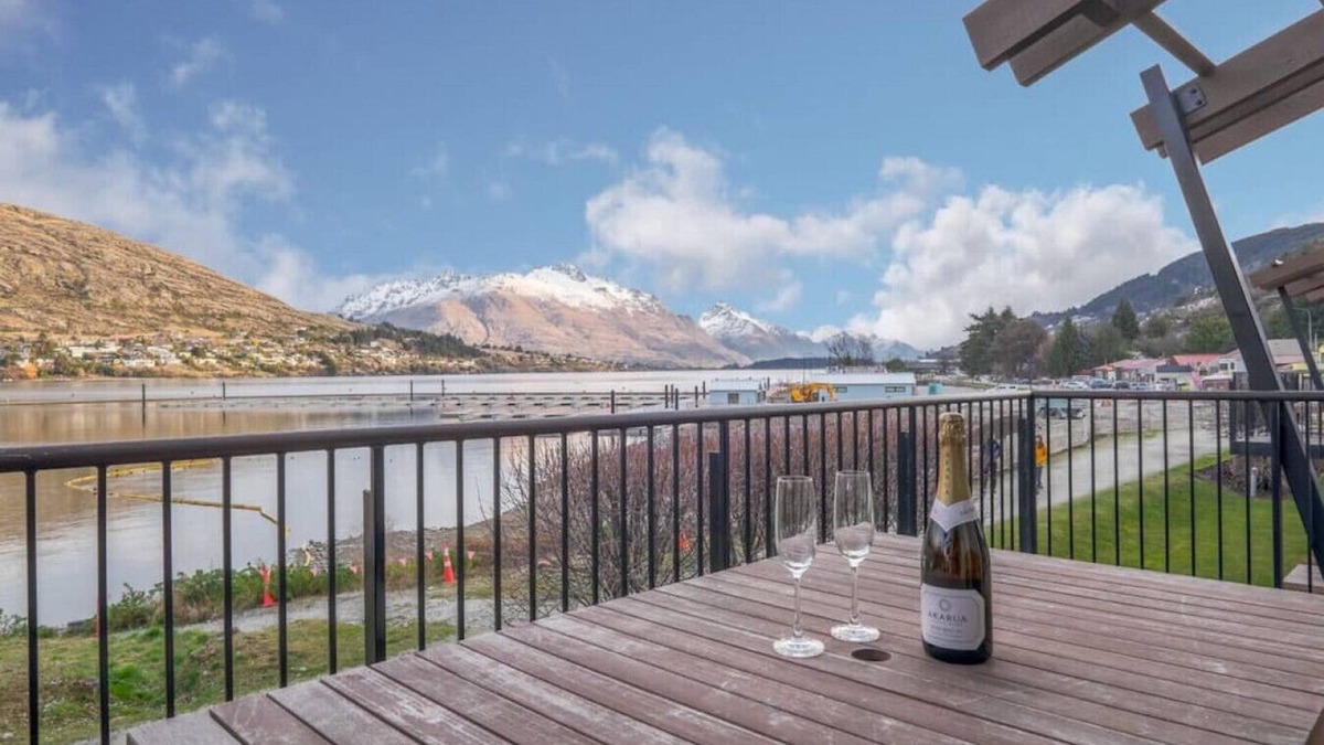 Frankton Apartment | Marina Views - Apt 207 opposite the lake front