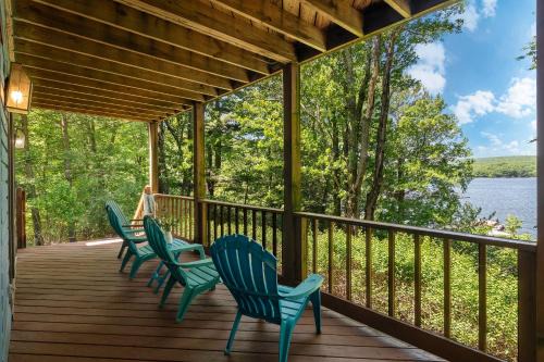 Greentown House | Marina Village by AvantStay Walk to Lake Marina Balcony Patio