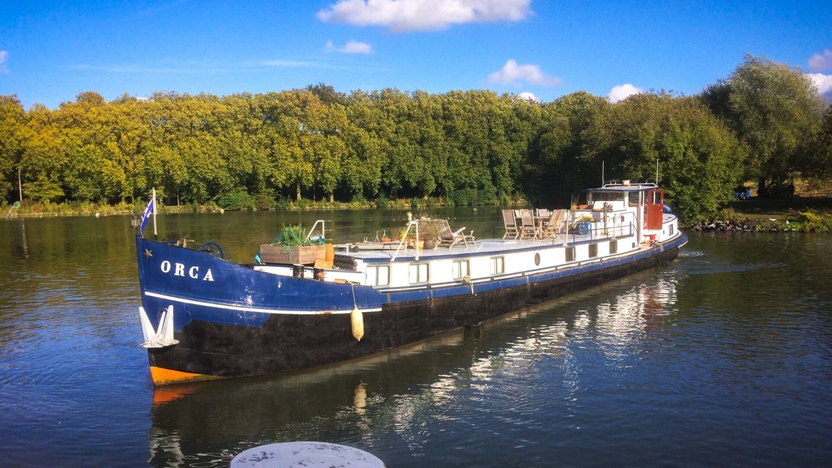 Bois Blancs Boat Rental | Mariner's cabin in barge in Lille's green lung