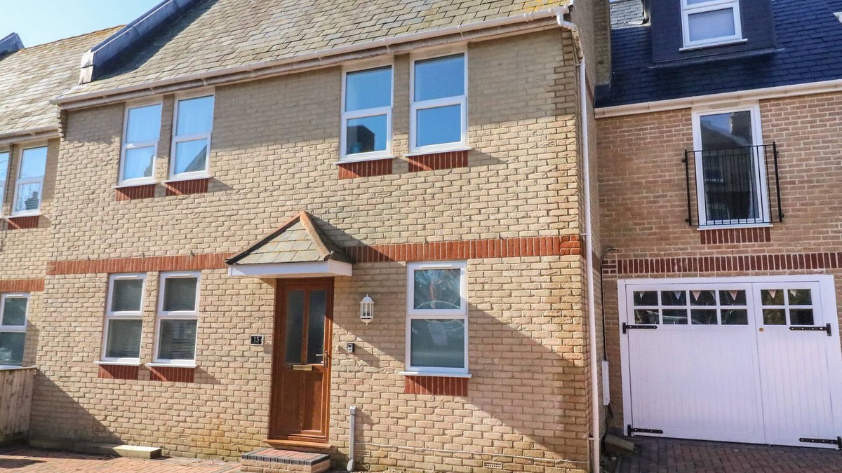 Weymouth Cottage | MARINER'S REST, pet friendly, with a garden in Weymouth