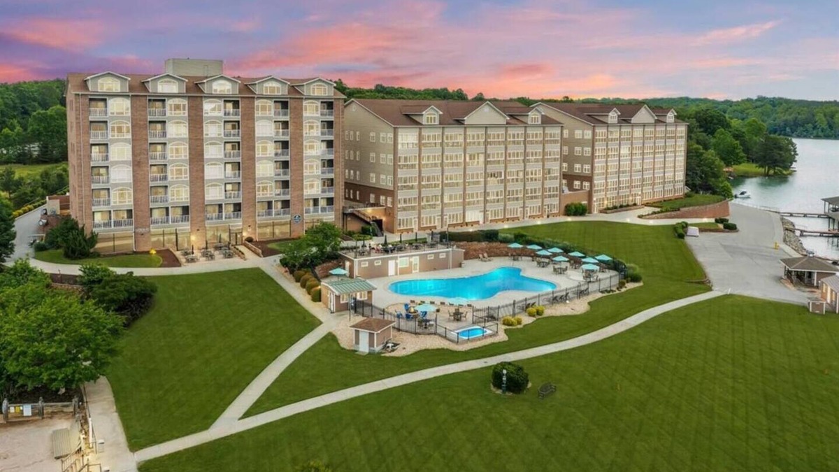 Huddleston Apartment | Mariners 2 BR Point condo 334