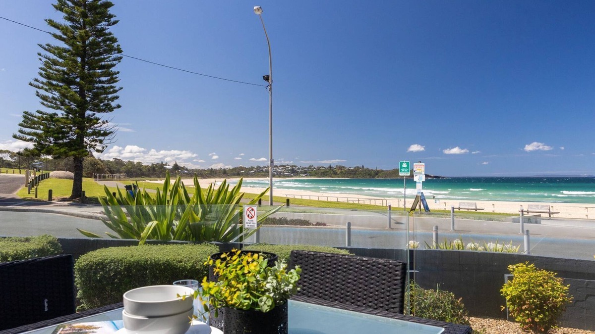 Mollymook Apartment | Mariners 3 - The closet apartment to Mollymook Beach, you can almost touch it!