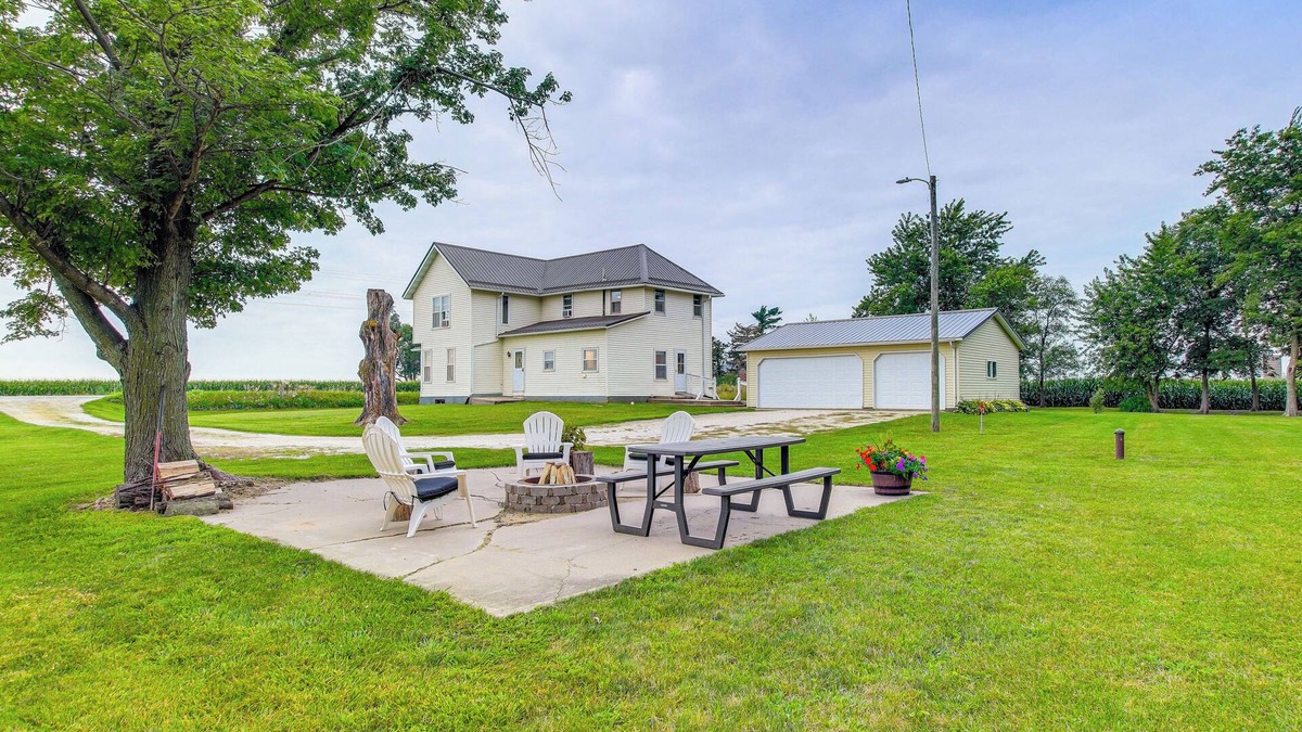 Marion House | Marion Retreat w/Patio, Grills & Fire Pit