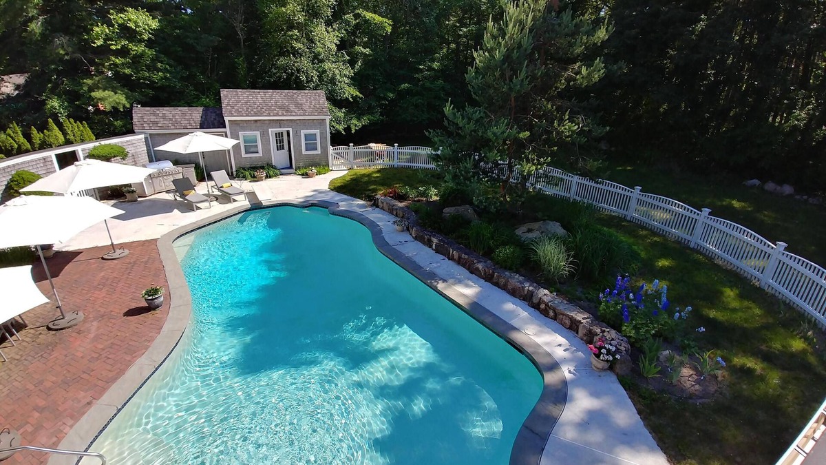 Marion Center House | Marion -Village Handsome Pool House .Perfect For One!
