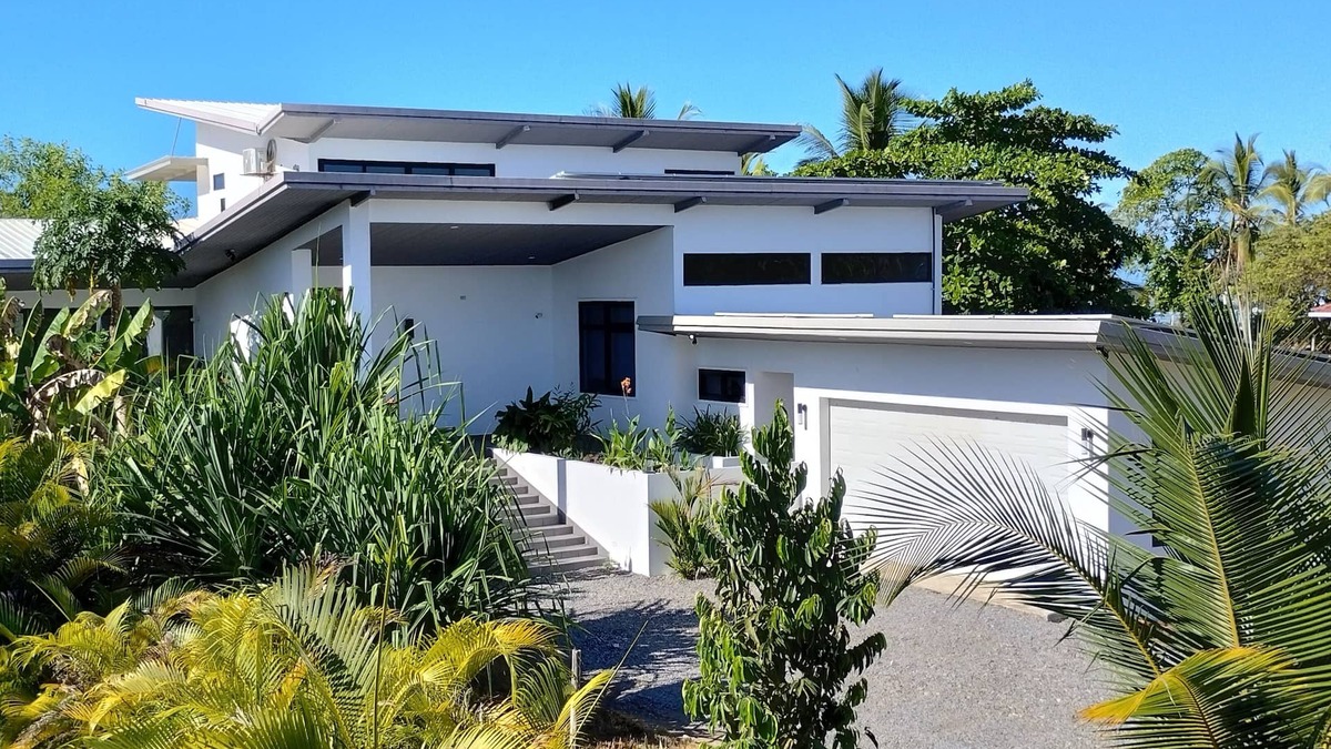 El Jobo House | Mariposa Blanca Playa Lajas Large Modern Beach House