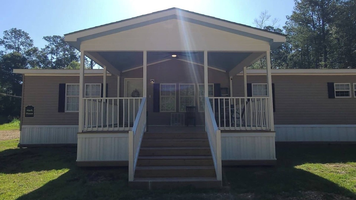 Pine Grove House | Mark House with lots of space for 16 guest in quiet country setting.