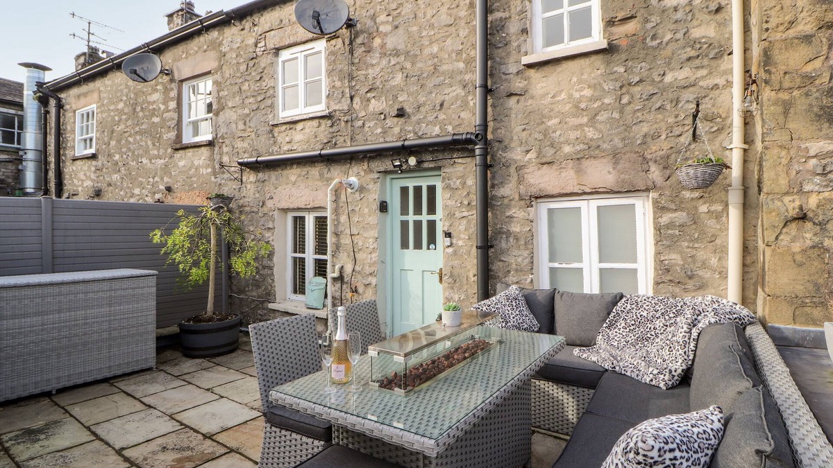 Kirkby Lonsdale Cottage | MARKET SQUARE MAISONETTE, family friendly in Kirkby Lonsdale