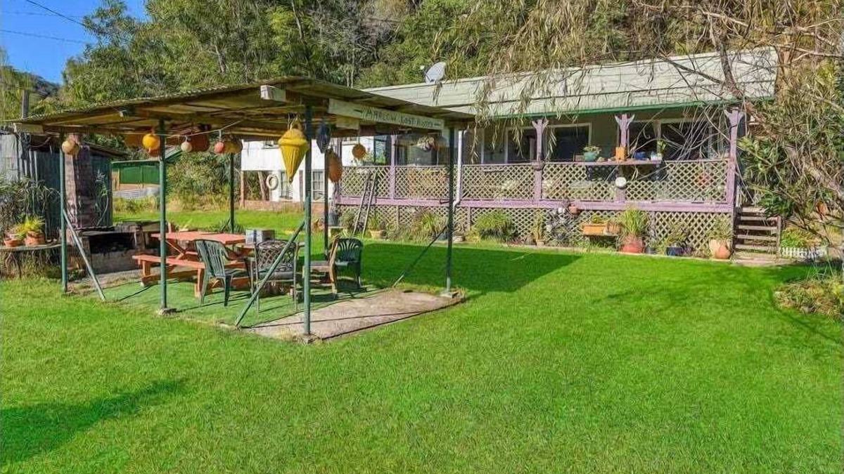 Marlow House | Marlow Lost Buoys Inn ** Boat Access ONLY **