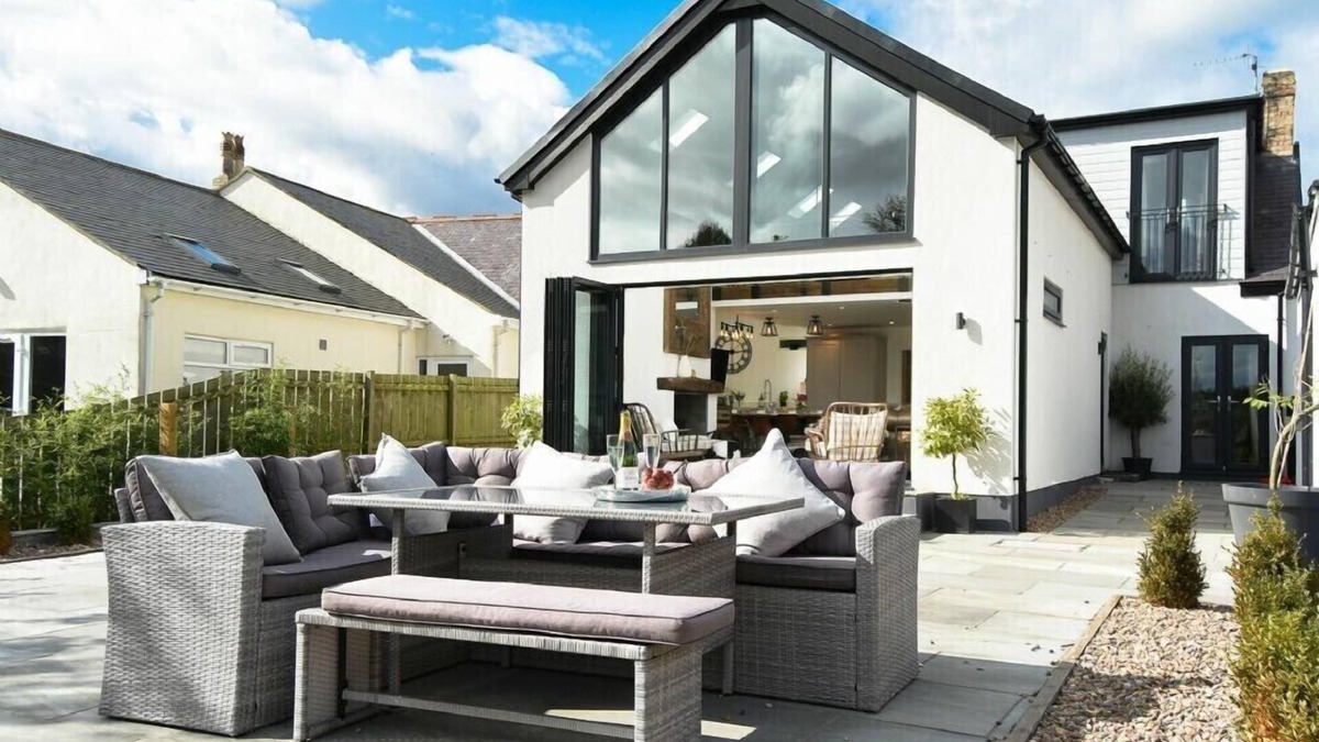 North Sunderland Cottage | MARMALADE COTTAGE, pet friendly, with open fire in Seahouses