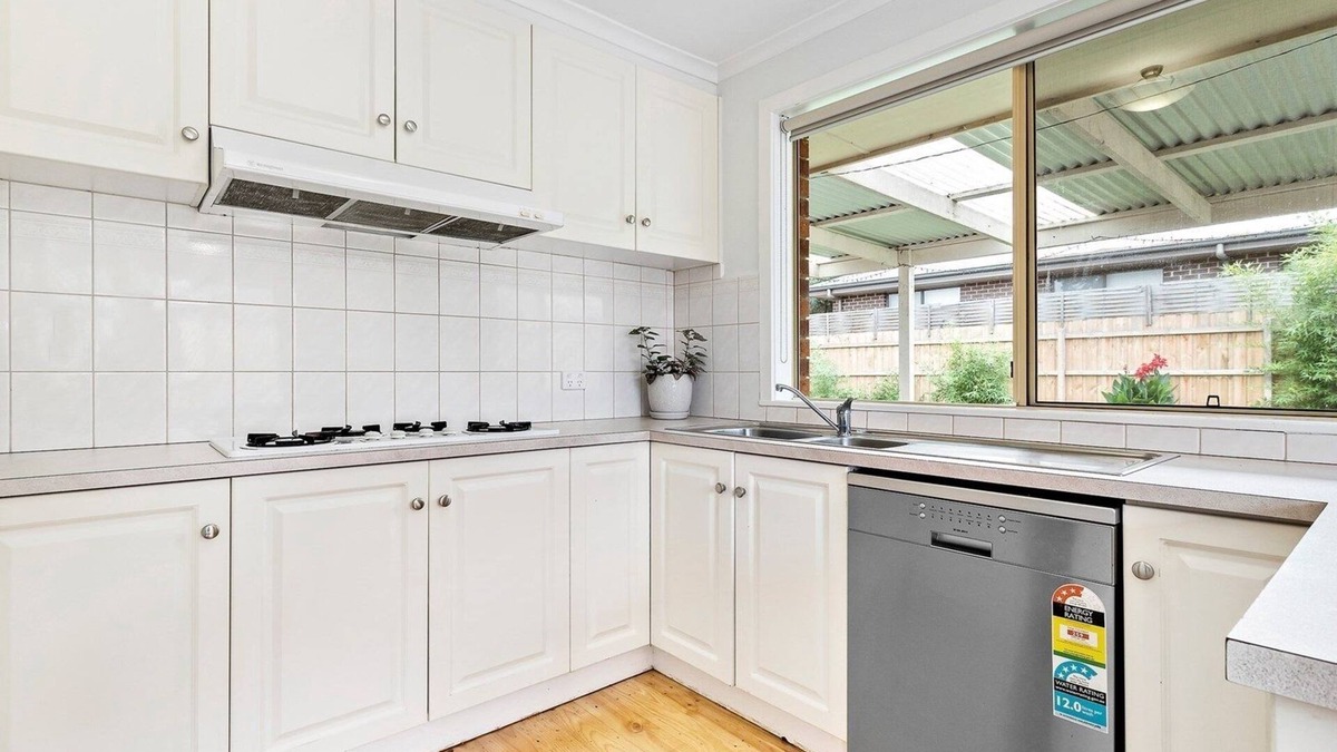 Kilsyth House | Maroondah Pet Friendly 3 Bedroom House - peaceful large garden free parking