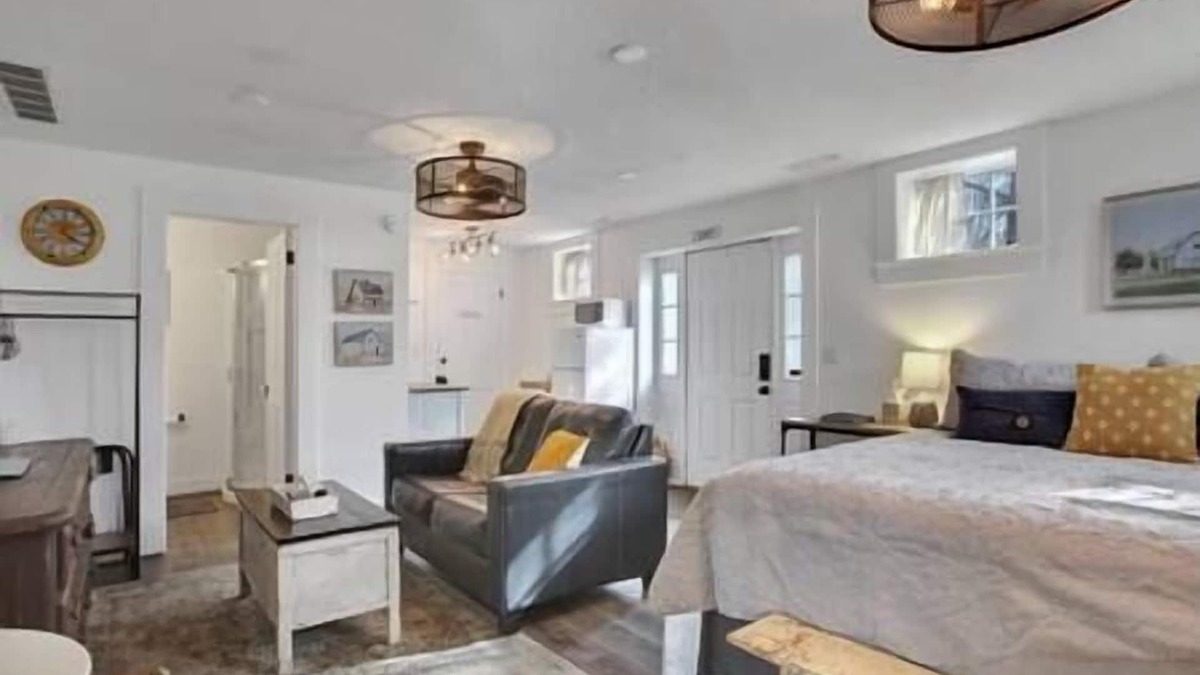 Weston Apartment | Marr Manor - Studio B&B downtown