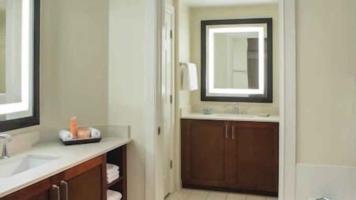 Bermuda Riviera Hotel | Marriott's Beach Place Tower, Beach, Pool, Hot Tub