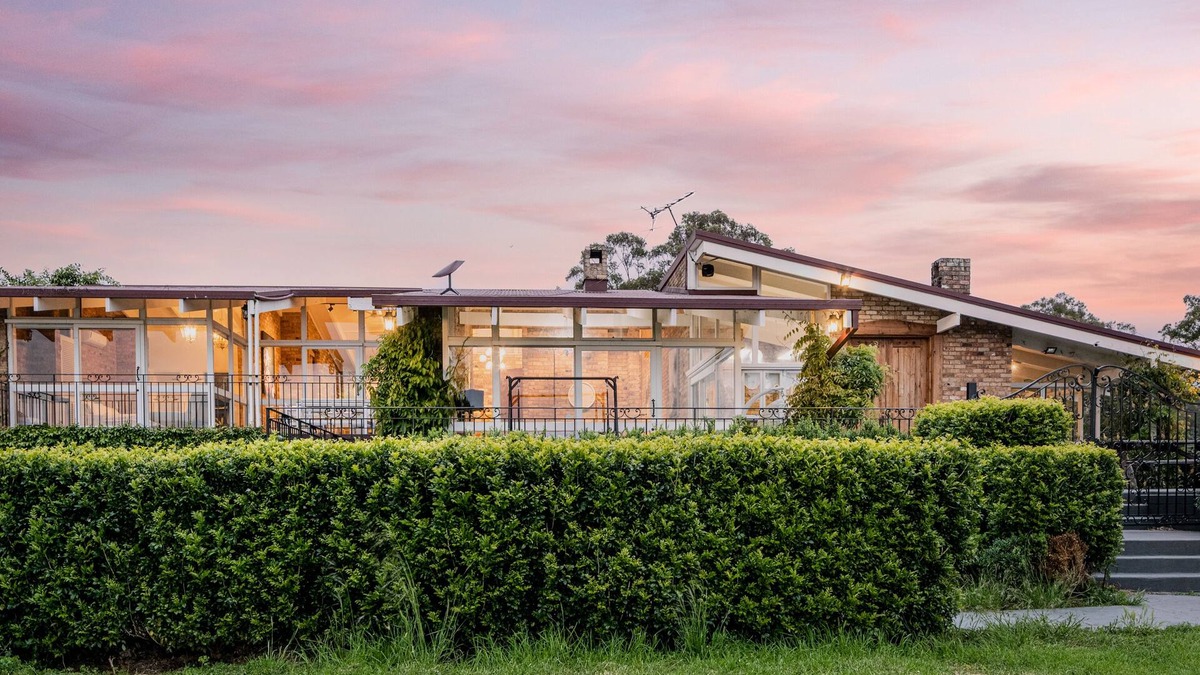 Menangle Cottage | Mars: Explore Starlink with Luxe Farmhouse Getaway