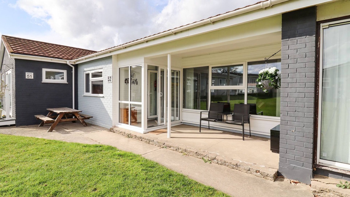 Oulton Broad Cottage | MARSH BUNGALOW, pet friendly, character holiday cottage in Lowestoft