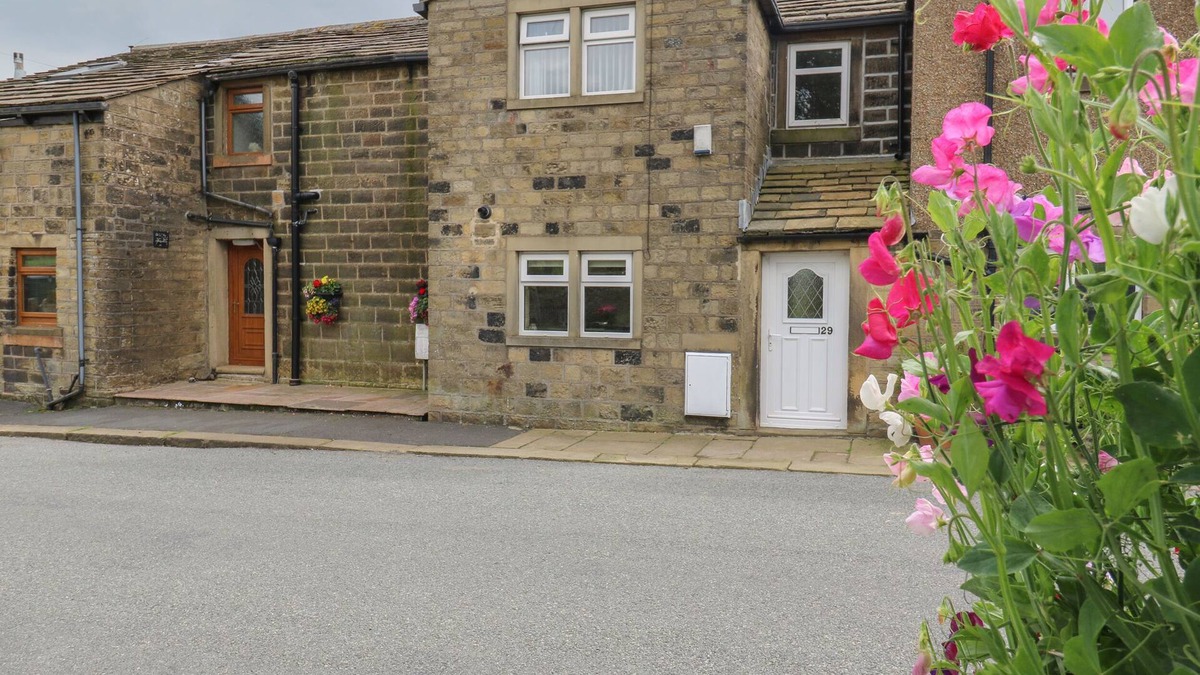 Oxenhope Cottage | MARSH COTTAGE, character holiday cottage, with a garden in Oxenhope