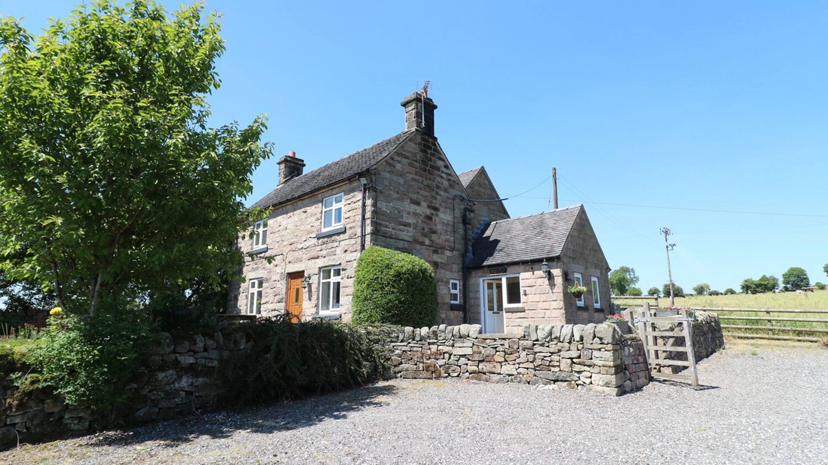 Calwich Cottage | MARSH COTTAGE, family friendly, with open fire in Stanton
