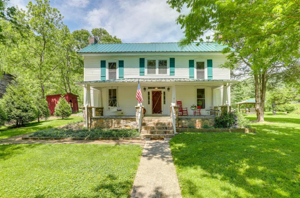 Marshall House | Marshall Cottage on 1895 Tobacco Farm with Hot Tub!