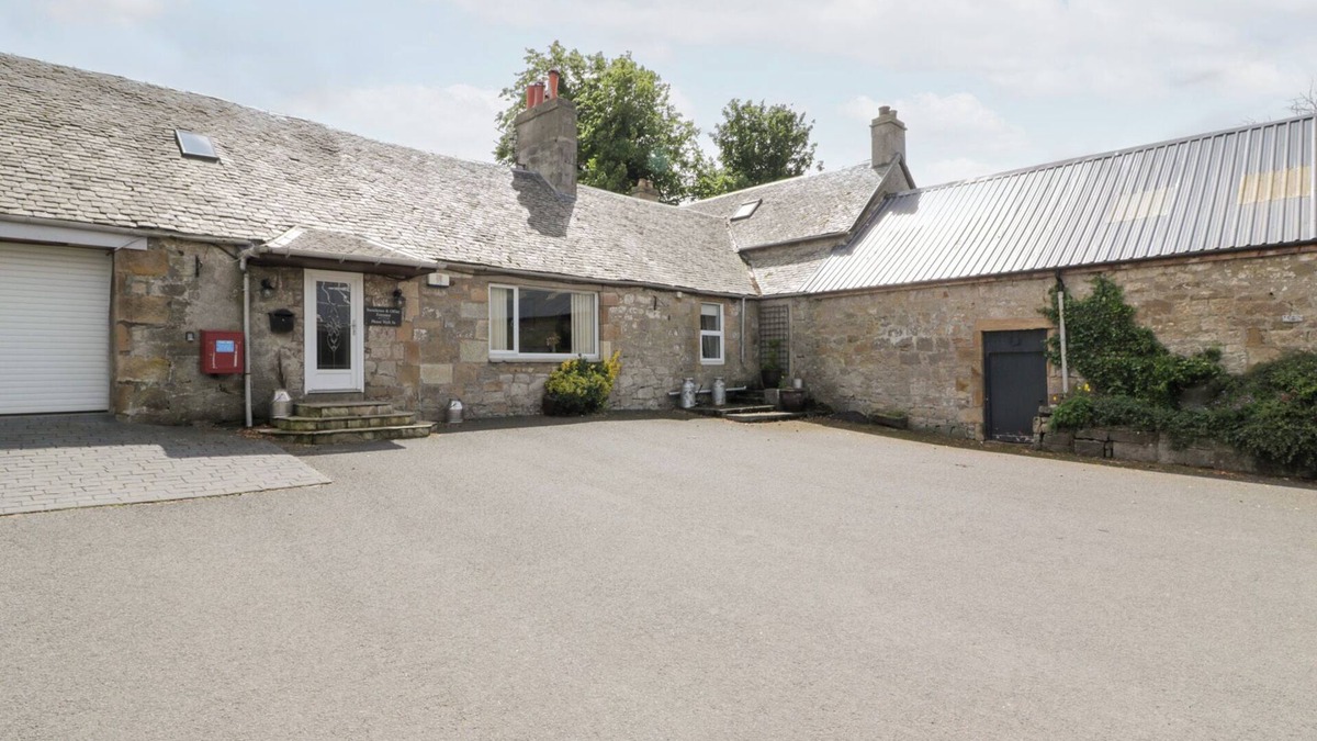Lanark Cottage | MARSHILL FARM HOUSE, pet friendly, with hot tub in Kirkmuirhill