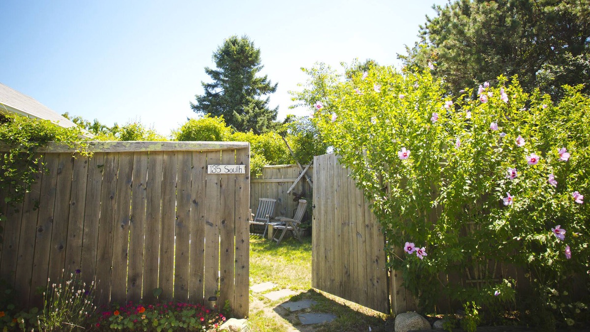 Edgartown Cottage | Martha's Vineyard 1BR, Pets Ok, 10 Min walk to beach or Edgartowns shops!
