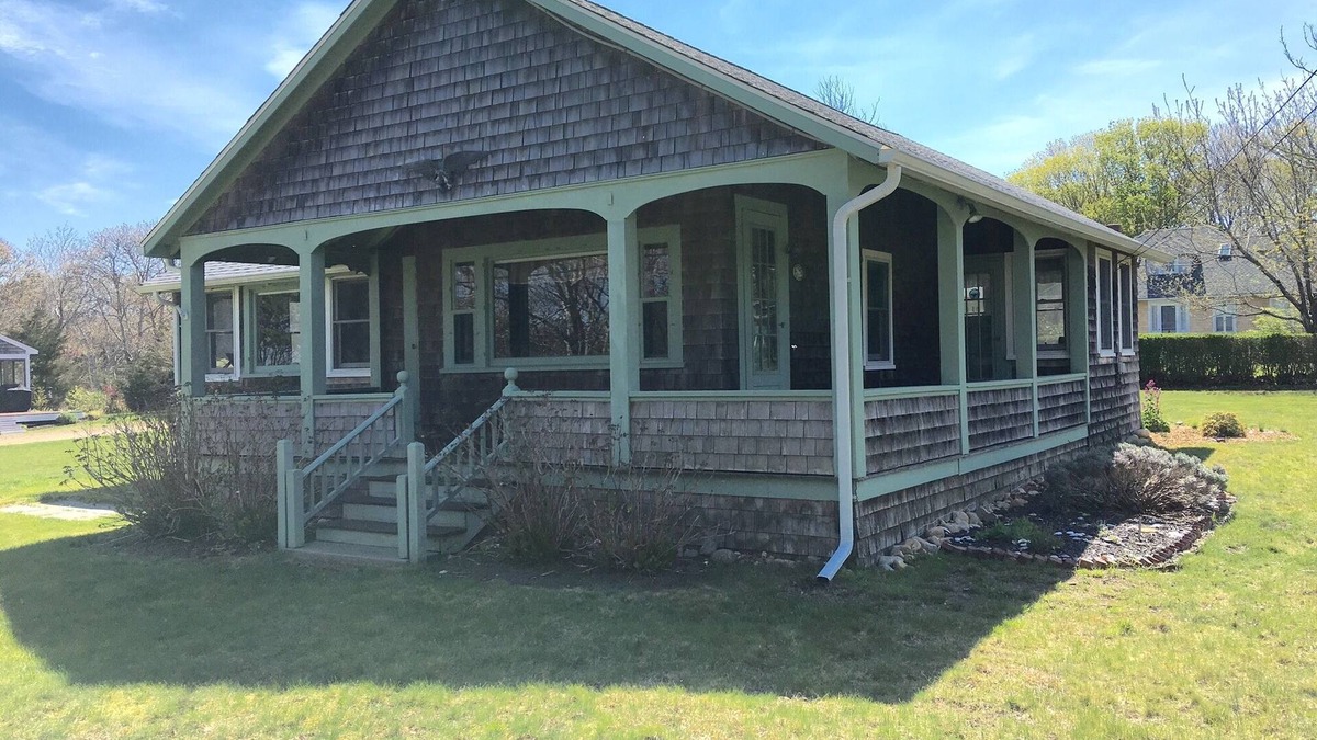 East Chop House | Martha's Vineyard Oak Bluffs East Chop Summer Vacation Rental Home 4 Bedroom