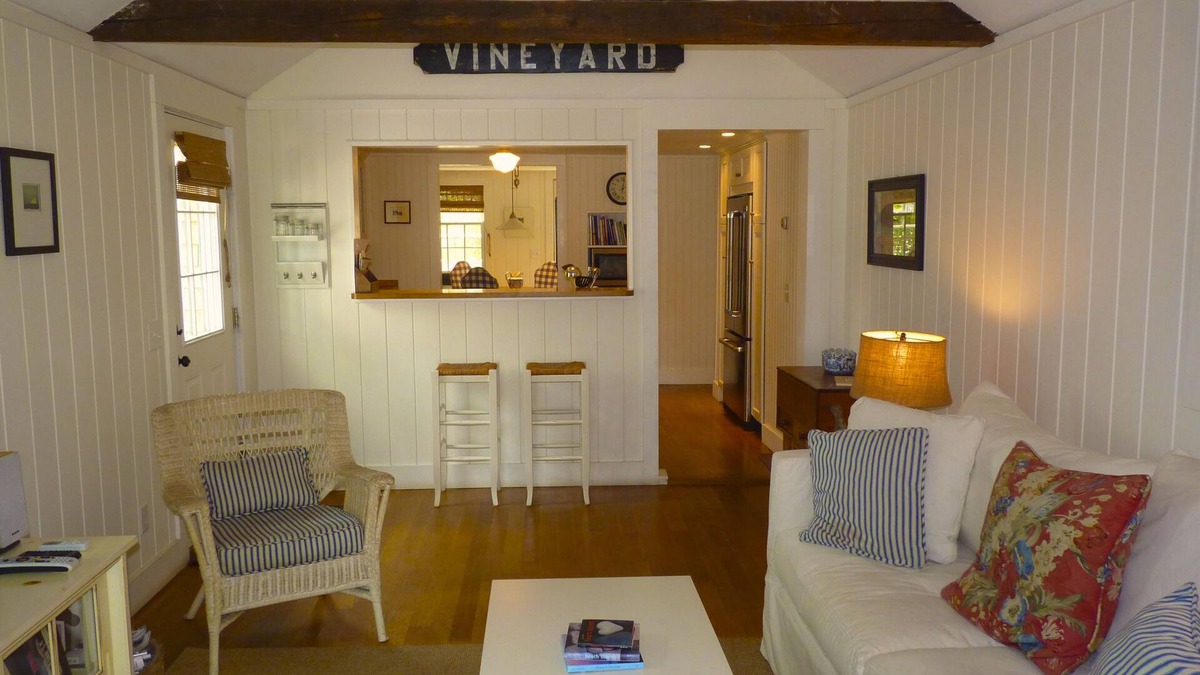 Edgartown House | Marthas Vineyard Edgartown Cottage - Easy walk to village, outdoor shower, linen