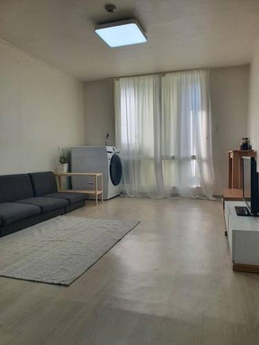 Wolgye-dong Apartment | Maru house Tranquil and Airy Space for Long or Short Stays in Nowon 2 qeen bed, near market, air-conditioner, Samsung TV
