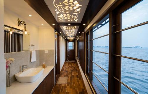 Alappuzha Boat Rental | Marvelous Boathouse