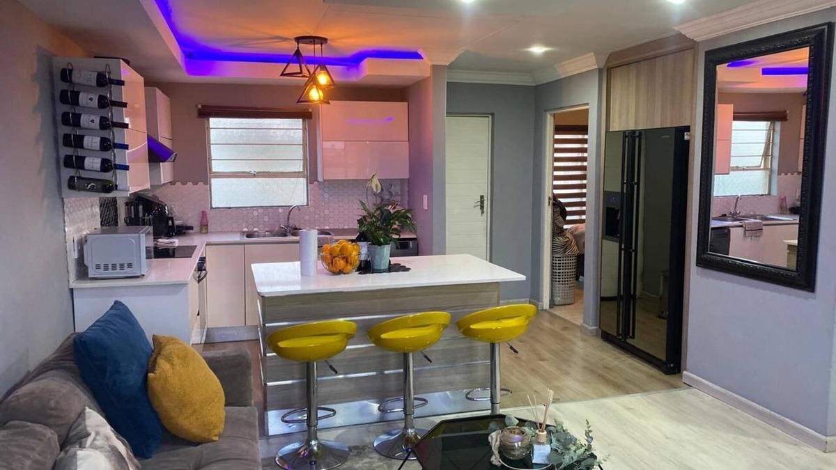 Alberton House | Marvelous Getaway Home with Fibre & 5G internet, 24 hour security in Alberton.